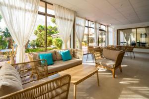 a living room with a couch and chairs at Club Can Bossa in Playa d'en Bossa