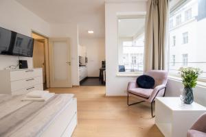- un salon avec un canapé et une télévision dans l'établissement Krakovska CR Apartments, à Prague