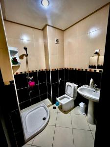 un bagno con un water e un lavandino di Résidence avec piscine près de la plage Martil a Martil