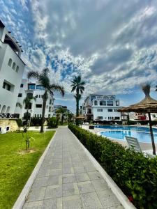 un resort con piscina e palme di Résidence avec piscine près de la plage Martil a Martil