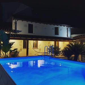 una piscina frente a una casa por la noche en Villa Campidanese, en Assemini