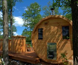 uma grande casa de hobbit de madeira na floresta em Ale-Wioska 