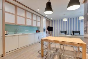 Dapur atau dapur kecil di Central Apartments T15/15