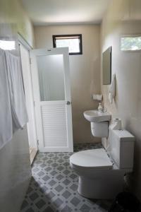 a bathroom with a toilet and a sink at Новый дом Koh Phangan in Ban Tai
