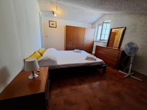 Un pat sau paturi într-o cameră la Appartamento Mansardato con 2 Camere da Letto