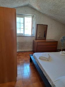 Un pat sau paturi într-o cameră la Appartamento Mansardato con 2 Camere da Letto
