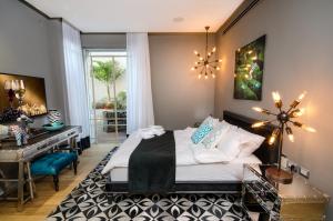 ツファットにあるChateau Gliliのベッドルーム1室(ベッド1台、デスク、デスク付)