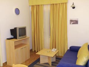 Una televisión o centro de entretenimiento en Apartment with WiFi at 4 km from city of Trogir
