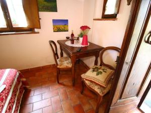 コルトーナにあるBeautiful holiday home with view over Cortona in beautiful surroundingsの小さなテーブルと椅子