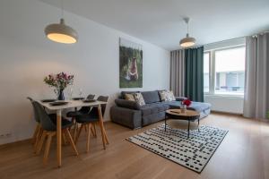 - un salon avec un canapé et une table dans l'établissement Krakovska CR Apartments, à Prague