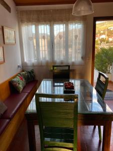 ein Esszimmer mit einem Glastisch und einem Sofa in der Unterkunft Casa Rural Albores Grande Nigrán in Nigrán