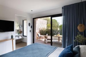a bedroom with a bed and a sliding glass door at Aria Cigala in Bonifacio