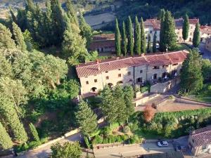 - une vue aérienne sur une grande maison arborée dans l'établissement Attractive apartment in typical Tuscan style, à Figline Valdarno