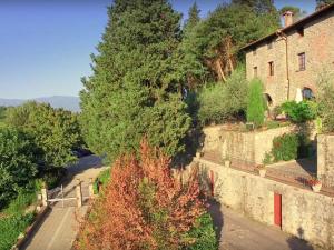 - une vue aérienne sur un bâtiment et des arbres à côté d'une rue dans l'établissement Attractive apartment in typical Tuscan style, à Figline Valdarno