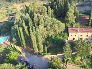 une vue aérienne sur une maison et des arbres dans l'établissement Attractive apartment in typical Tuscan style, à Figline Valdarno