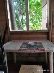 uma tigela sentada numa mesa em frente a uma janela em Spiritual Nature Farm - Sri Lanka em Matale