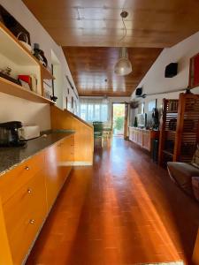 cocina con armarios de madera y suelo de madera en Casa Rural Albores Grande Nigrán, en Nigrán
