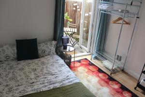 Uma cama ou camas num quarto em Urban Retreat