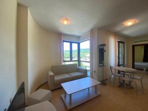 uma sala de estar com um sofá e uma mesa em AMADEUS 1 - 13B Large Two Bedroom Apartment em Sunny Beach