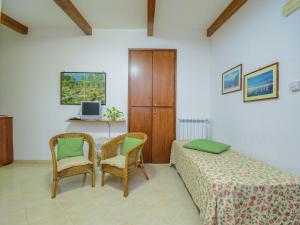 una camera con due letti e un tavolo con sedie di Luxurious Mansion in Sorrento with Garden a Sorrento