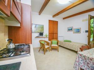 ソレントにあるLuxurious Mansion in Sorrento with Gardenのリビングルーム(キッチン付)、ベッドルーム1室が備わります。