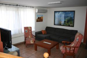 a living room with a couch and a table at Vivienda Turistica Rural Piskerra in Carcastillo