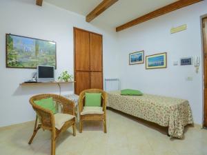 1 dormitorio con 1 cama, 2 sillas y mesa en Luxurious Mansion in Sorrento with Garden, en Sorrento