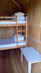 Ein Etagenbett oder Etagenbetten in einem Zimmer der Unterkunft Pūķarags - Kempings