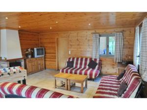 Predel za sedenje v nastanitvi Holiday home with a panoramic view of the Ourthe on a quietly located property