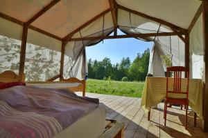 Postel nebo postele na pokoji v ubytování Glempings Klaukas