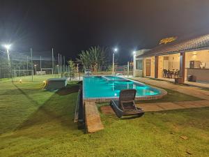 Una piscina en un patio por la noche. en Casa Condominio Montserrat Suites & Eco Resort, en Guaramiranga 21 fotos más