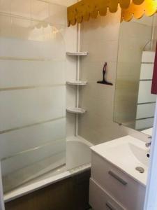 y baño con ducha, lavabo y bañera. en Appartement risoul 1850 residence pegase en Risoul