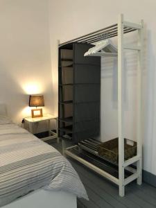1 dormitorio con 1 cama y mesita de noche con lámpara en Cosy renovated 1 bedroom apartment. en Amberes