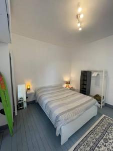 a white bedroom with a large bed in a room at Cosy renovated 1 bedroom apartment. in Antwerp
