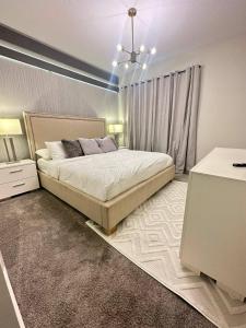 5bedroom Amazing home close to Disney Resort 8934 tesisinde bir odada yatak veya yataklar
