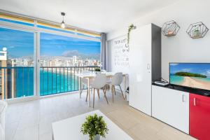 ein Esszimmer mit Stadtblick in der Unterkunft Agua Mundo 7-2 Apartment Levante Beach in Benidorm