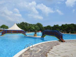 A piscina localizada em Spacious Bungalow with AC near sea ou nos arredores
