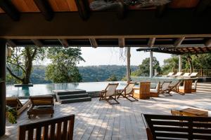 um pátio com cadeiras, um sofá e uma piscina em Loi Suites Iguazu Hotel em Puerto Iguazú