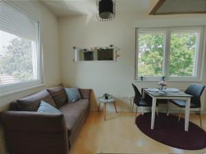 een woonkamer met een bank en een tafel bij BRIGHT CITY CENTER Apartment - FlexibleCheckins in Zagreb