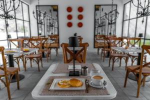 una mesa con un plato de galletas y café en un restaurante en BROQ, en Skardu