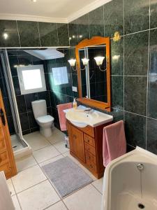 Koupelna v ubytování CASA SERENITA charming villa with swimming pool