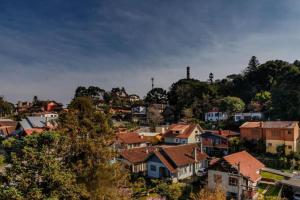 uma vista para uma cidade com casas e árvores em Apartamento Novo e Completo no Centro de Gramado! em Gramado