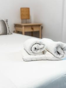 una habitación de hotel con toallas en una cama en Blue Seaside House with Garden, en Skala Eresou