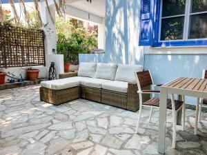 Un patio o zona al aire libre en Blue Seaside House with Garden