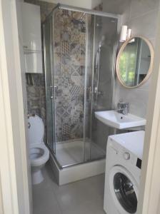 een badkamer met een douche, een toilet en een wastafel bij BRIGHT CITY CENTER Apartment - FlexibleCheckins in Zagreb