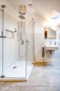 La salle de bains est pourvue d'une douche et d'un lavabo. dans l'établissement Hotel Schaider, à Ainring