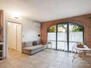 ein Wohnzimmer mit einem Sofa und einem Tisch in der Unterkunft Quaint Mansion in Stagno Lombardo with Garden in Stagno Lombardo