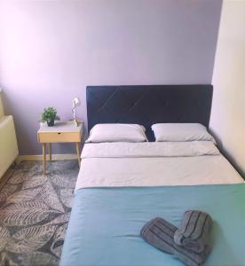 een bed met een paar slippers erop bij BRIGHT CITY CENTER Apartment - FlexibleCheckins in Zagreb