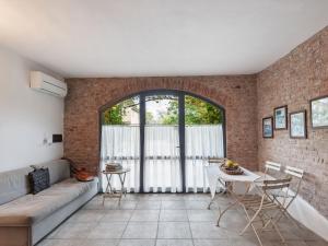 ein Wohnzimmer mit einem Sofa und einem Tisch in der Unterkunft Quaint Mansion in Stagno Lombardo with Garden in Stagno Lombardo