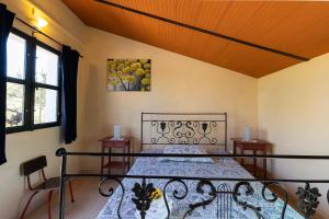 - une chambre avec un lit et une peinture murale dans l'établissement Ninho Da Poupa, à Serpa